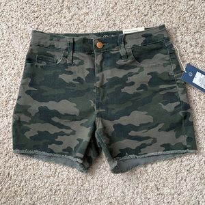 Universal Thread Camo Short